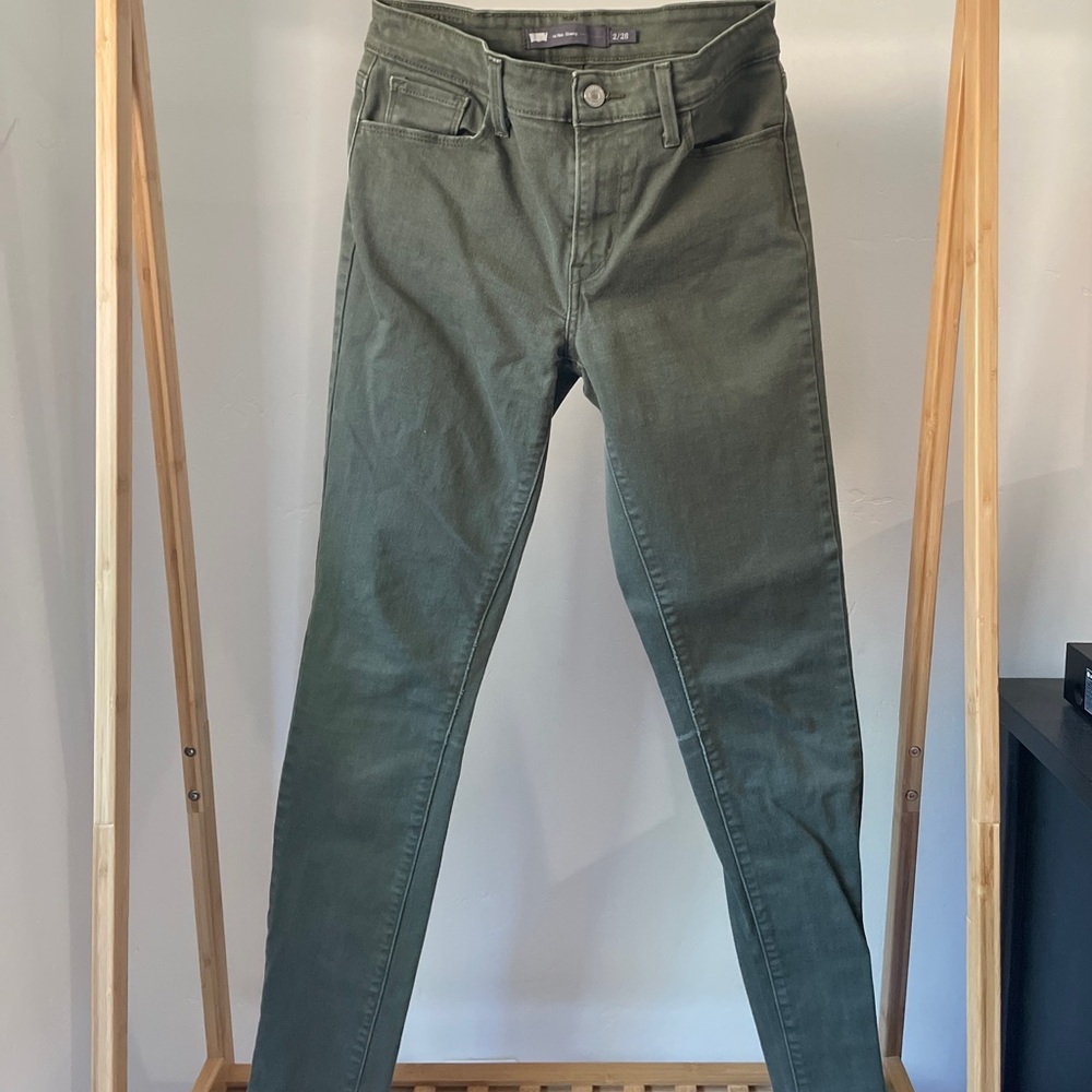 Levi’s Hi Rise Skinny in olive green, size 26